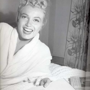 Marilyn Monroe with her books (2)