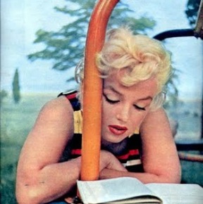 marilyn-monroe-reading-playground