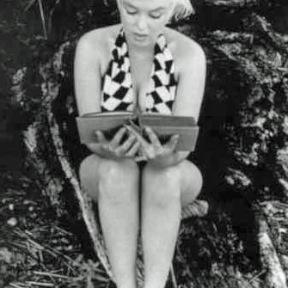 Marilyn-Monroe-Reading-4