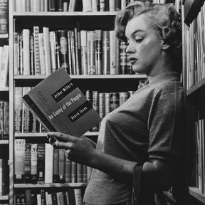 marilyn_monroes_bookshelf